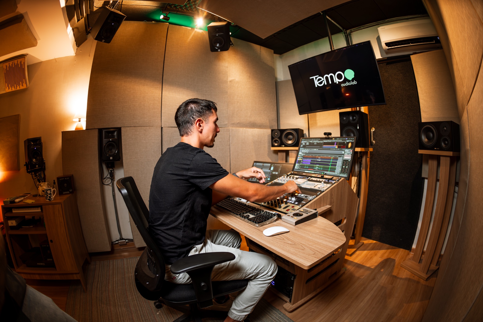 Equipamentos e console analógico do estúdio de masterização